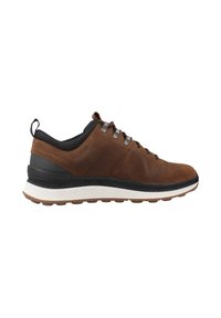 Brązowe skórzane sneakersy z czarnymi akcentami, teksturowanym wykończeniem, zaokrąglonym kształtem i białą podeszwą; mają metalowe oczka i tylne pętle do zakupu.