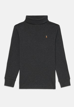 Temno siva dolga majica s turtleneck ovratnikom, izdelana iz mehke tkanine. Ima subtilen logo na levi strani prsnega koša in rebraste manšete. Preprost dizajn.