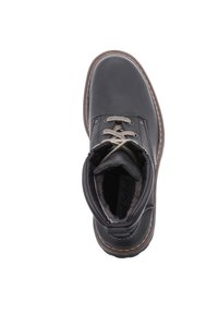 Botín de cuero negro con diseño de cordones, cuello acolchado, costuras beige y forro de piel. Suela de goma con agarre texturizado.