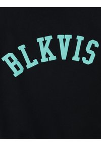 Sort stof med fede, lyse teal bogstaver, der skriver "BLKVIS" i et buet design. Glat tekstur med minimal detaljering.