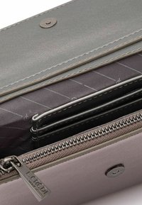 Geldbörse mit einem glatten grauen synthetischen Äußeren, kontrastierendem strukturiertem pinken Boden, silbernem Zubehör und einem Reißverschlussfach mit Kartenfächern.