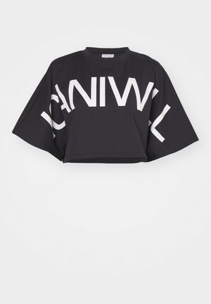 Svart avkortet t-skjorte med brede ermer og stort hvitt tekstdesign. Laget av myk stoff, med rund hals og avslappet passform.