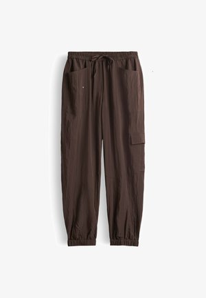 Pantaloni casual marroni con vita e caviglie elasticizzate, coulisse, due tasche frontali e una tasca cargo sulla gamba destra.