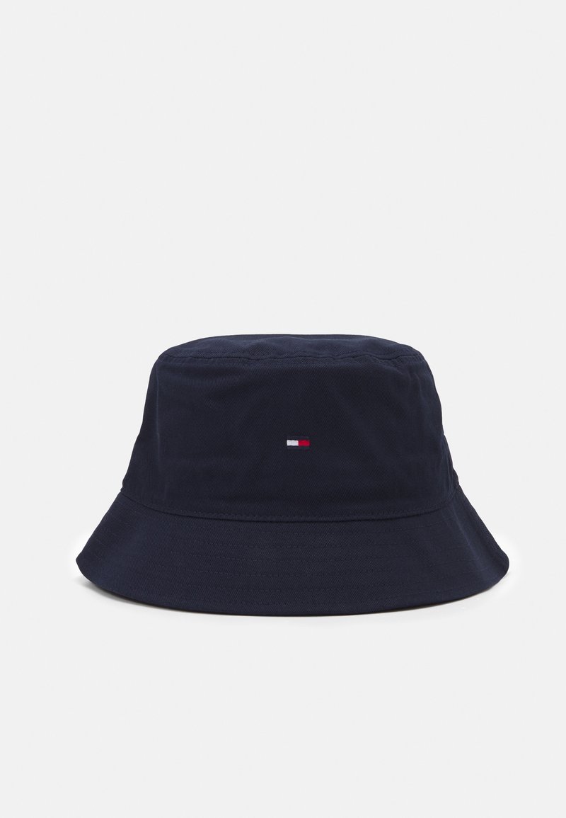 Chapeau bob bleu marine avec un petit logo rectangulaire rouge, blanc et bleu centré sur le devant, sur un fond blanc uni.