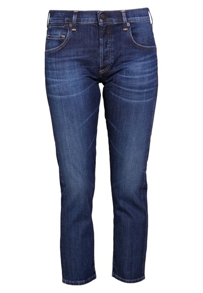 Jeans de ganga azul escuro com um design de perna reta, apresentando um desbotado subtil, detalhes de costura e um estilo clássico de cinco bolsos.