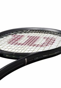Tennisschläger mit einem ovalen schwarzen Rahmen, weißen Saiten und einem roten Muster in der Mitte. Verfügt über einen glatten Griff und Belüftungslöcher entlang des Griffs.