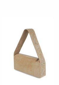 Bolso de ante beige con un cuerpo rectangular, asa triangular ancha con diseños recortados y acentos metálicos. Cierre de cremallera en la parte superior.