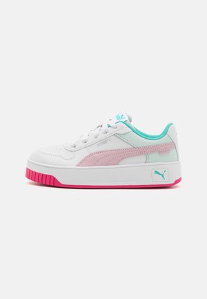 Weißer Puma-Sneaker mit pinkem Streifen, türkisfarbenem Innenfutter und pinken Sohlenakzenten, von der Außenseite auf schlichtem Hintergrund gezeigt.