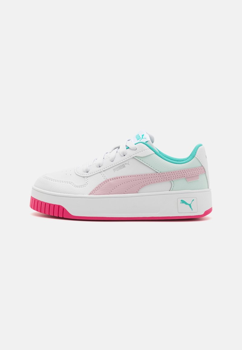 Baskets blanches Puma avec une bande rose, une doublure intérieure turquoise et des accents roses sur la semelle, vues du côté extérieur sur un fond uni.