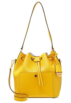 Sac seau en cuir jaune avec un design perforé, poche avant, fermeture à cordon, bandoulière et breloque logo dorée.