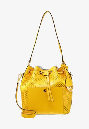 Sac seau en cuir jaune avec un design perforé, poche avant, fermeture à cordon, bandoulière et breloque logo dorée.
