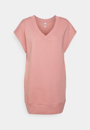 Tunique sans manches de couleur rose clair, en V, fabriquée en tissu doux, avec un ourlet arrondi et une coupe ample pour le confort. Texture lisse, détails minimaux.