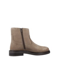 Bota beige de gamuza hasta el tobillo con cremallera lateral, punta redonda y talón bajo negro. Presenta detalles de costuras a lo largo de las costuras para un toque adicional.