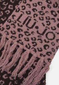 Écharpe imprimé léopard rose pâle et marron foncé avec l'inscription "LIU JO" et longs glands à franges à une extrémité.
