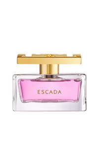 Duidelijke glazen parfumfles met een rechthoekige vorm, voorzien van een gouden dop en roze vloeistof binnenin. Het etiket draagt de tekst "ESCADA" in gouden letters.