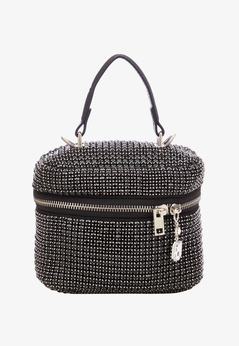 Sac à main tissé noir avec des accents métalliques, doté d'une fermeture éclair, d'une courte poignée et d'un charme décoratif. Surface texturée avec une forme cylindrique.