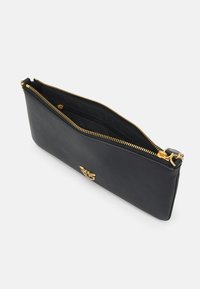 Pochette en cuir noir au design épuré, avec une fermeture éclair et des accessoires en or. Présente une texture lisse et un intérieur spacieux pour les essentiels.