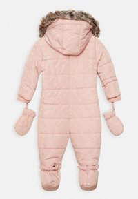 Roze gewatteerde sneeuwpak met nepbontafwerking aan de capuchon, elastische polsmanchetten, aangeschakelde wanten en een hartjespatroon. Glad, geborduurd textuur door het hele pak.