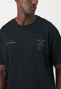 Legacies BENFICA LISSABON GLORIOSO - Marškinėliai su spaudiniu - black