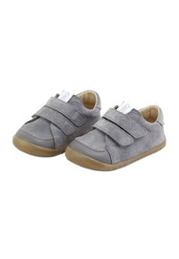 Zapatos de ante gris con una textura suave, que cuentan con dos correas ajustables de Velcro, una punta redondeada y una suela de goma marrón claro.