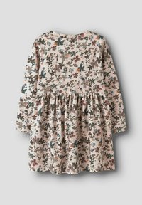 Lille lilleõhtune kleit, millel on ringikujuline kaelus, gatherdatud vöökoht, roosa alus ja mitmevärvilised lillemustrid, valmistatud pehmest puuvillast materjalist.