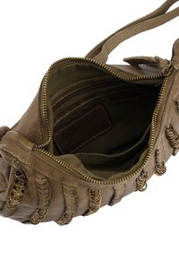 Leren handtas in tan met binnenzakken, ritsluiting en decoratieve metalen accenten. Heeft een zachte, gestructureerde buitenkant.
