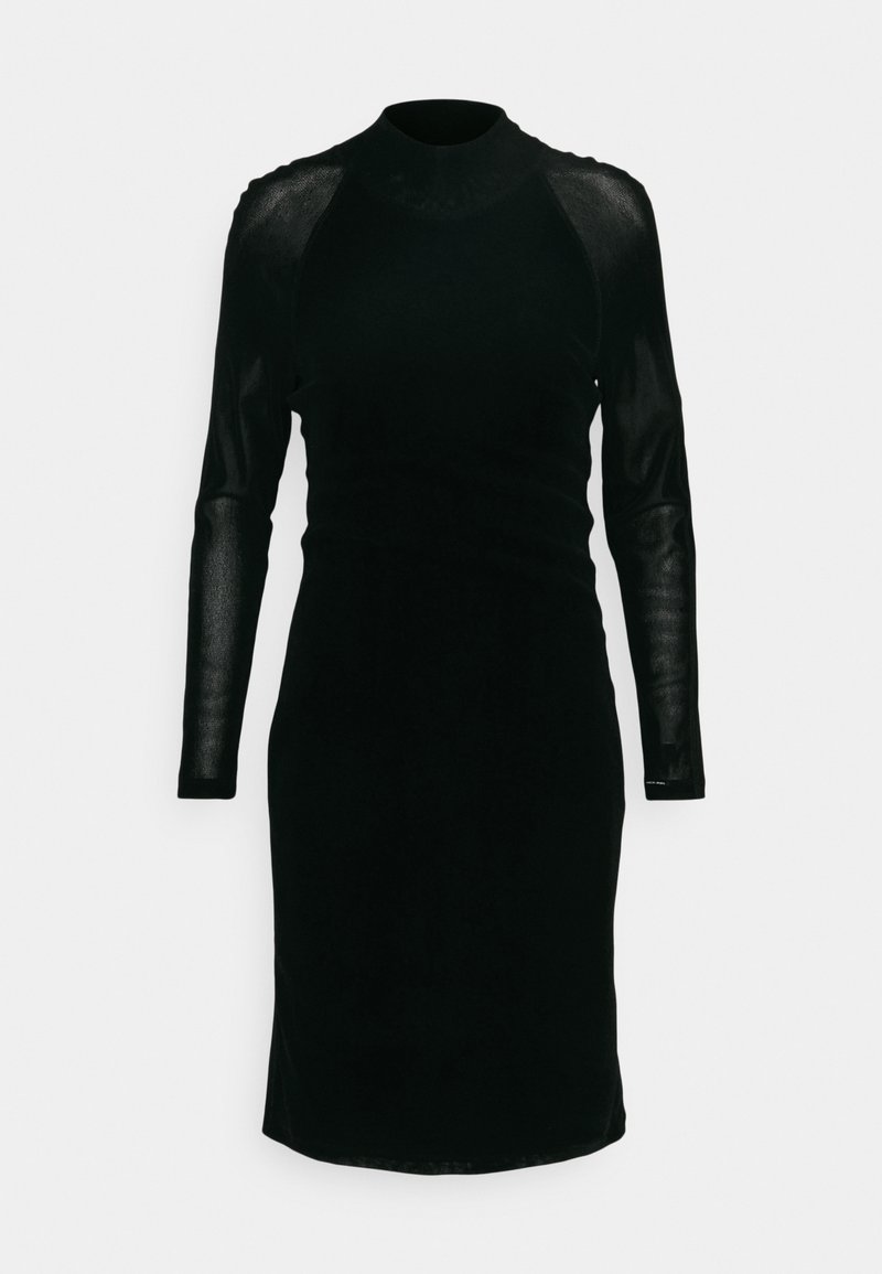 Schwingendes schwarzes Kleid mit langen transparenten Ärmeln, hohem Kragen und einer figurbetonten Silhouette. Weicher, glatter Stoff mit einer leicht glänzenden Textur.