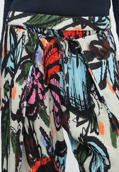 Πλισέ παντελόνια σε πολλά χρώματα με λουλουδάτα σχέδια, που συνδυάζουν κόκκινο, μπλε, πράσινο και μαύρο. Διαθέτουν ελαστική μέση με κορδόνι.