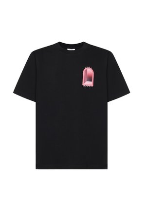 Camiseta negra de manga corta con un pequeño gráfico de ventana arqueada con degradado rosa y el texto "CASA BLANCA" en el lado izquierdo del pecho.