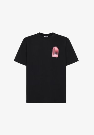 Camiseta negra de manga corta con un pequeño gráfico de ventana arqueada con degradado rosa y el texto "CASA BLANCA" en el lado izquierdo del pecho.