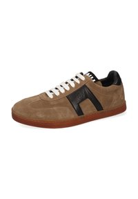 Sneaker in suede marrone con dettagli in pelle nera, lacci bianchi e suola in gomma marrone. Presenta una texture liscia e dettagli di design cuciti.