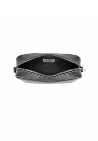 Pochette in pelle nera con finitura testurizzata, dotata di una zip argento e una semplice fodera interna. Etichetta del brand visibile all'interno.
