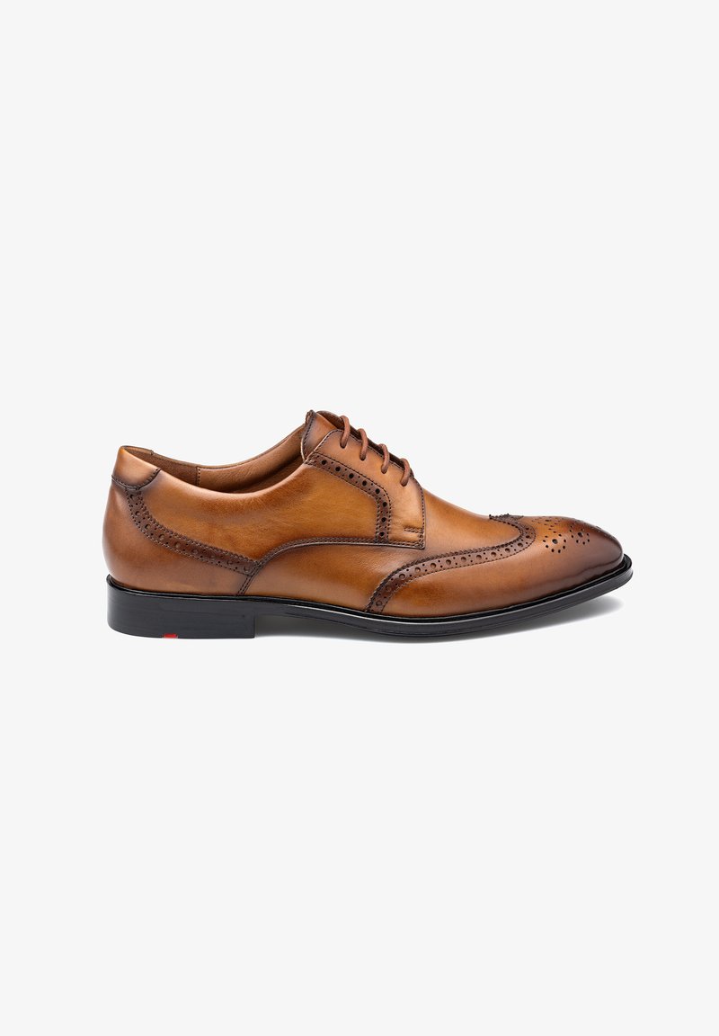 Braune Leder-Dressschuhe mit Broguemuster, glatte Oberfläche, runde Zehenform, Schnürverschluss und schwarzer Gummisohle mit roten Akzenten.