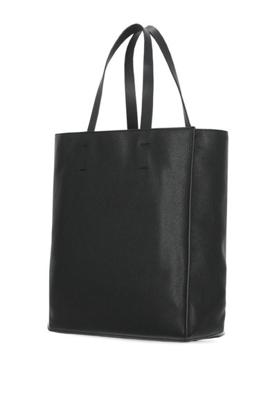Borsa a spalla in pelle nera con superficie testurizzata, forma rettangolare, doppi manici e design minimalista. Nessun hardware o decorazioni visibili.