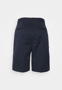 Shorts bleu marine à coupe droite, confectionnés dans un tissu léger. Ils comportent deux poches arrière et un ourlet net aux ouvertures des jambes.