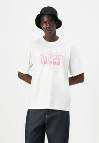 adidas Originals GRAPHIC TEE UNISEX - Marškinėliai su spaudiniu - white