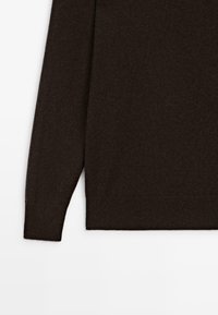 Dunkelbrauner Wollpullover mit langen Ärmeln und Saum, einfache Strickstruktur, auf weißem Hintergrund präsentiert.