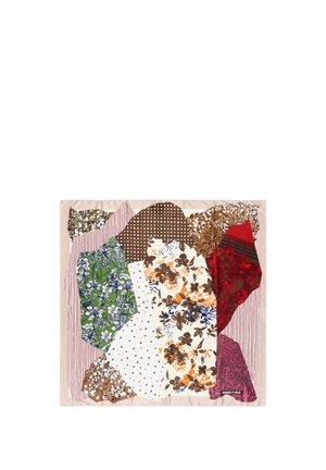 Pañuelo cuadrado con parches superpuestos de flores y patrones en tonos verdes, marrones, rojos, naranjas, azules y rosas sobre un fondo beige.