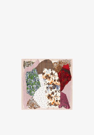 Kwadratowa apaszka z nakładającymi się kwiatowymi i wzorzystymi łatami w odcieniach zieleni, brązu, czerwieni, pomarańczy, niebieskiego i różu na beżowym tle.