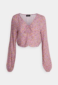 Top court floral avec de longues manches bouffantes, présentant un design rose, violet et jaune ; se noue à l'avant et a un décolleté en V.