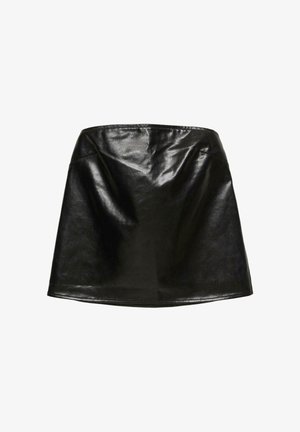 Črna mini krilo iz usnja z gladko, sijočo teksturo. Ima preprost A-obliki kroj brez vidnih žepov ali dodatkov.