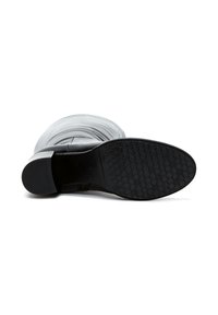 Botte en cuir gris avec un design froncé, bout carré, semelle en caoutchouc noir avec un motif en nid d'abeille, talon carré court.