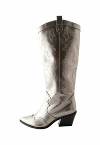 Metallinho hopeinen cowboy-kenkä, jossa on kohokuvioituja kieppuvia kuvioita, terävä kärki ja pinottu korko. Varustettu ylhäältä löytyvällä vetonauhalla, mikä helpottaa pukemista.