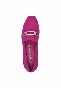 Mocassin en daim fuchsia avec un bout arrondi, agrémenté d'une chaîne argentée sur le dessus et d'une semelle intérieure rembourrée. Taille 37.