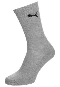 Calcetín gris de crew, con puño acanalado y logo negro de Puma cerca de la parte superior, aislado sobre fondo blanco.