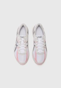 Vita mesh löparskor med rosa och grå detaljer, med snörningsdesign och dämpad sula. ASICS-logotyp på tungan.