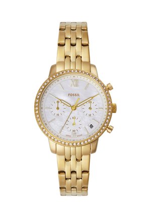 Gouden Fossil polshorloge met schakelsband, witte wijzerplaat, drie subdials, met kristallen bezette lunette en datumweergave om 4 uur.