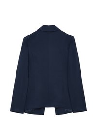 Blazer blu navy con vestibilità sartoriale, colletto a ribalta, maniche lunghe e un leggero spacco sul retro. Texture liscia e design strutturato.