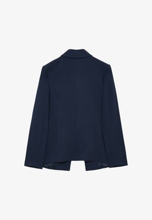 Blazer blu navy con vestibilità sartoriale, colletto a ribalta, maniche lunghe e un leggero spacco sul retro. Texture liscia e design strutturato.