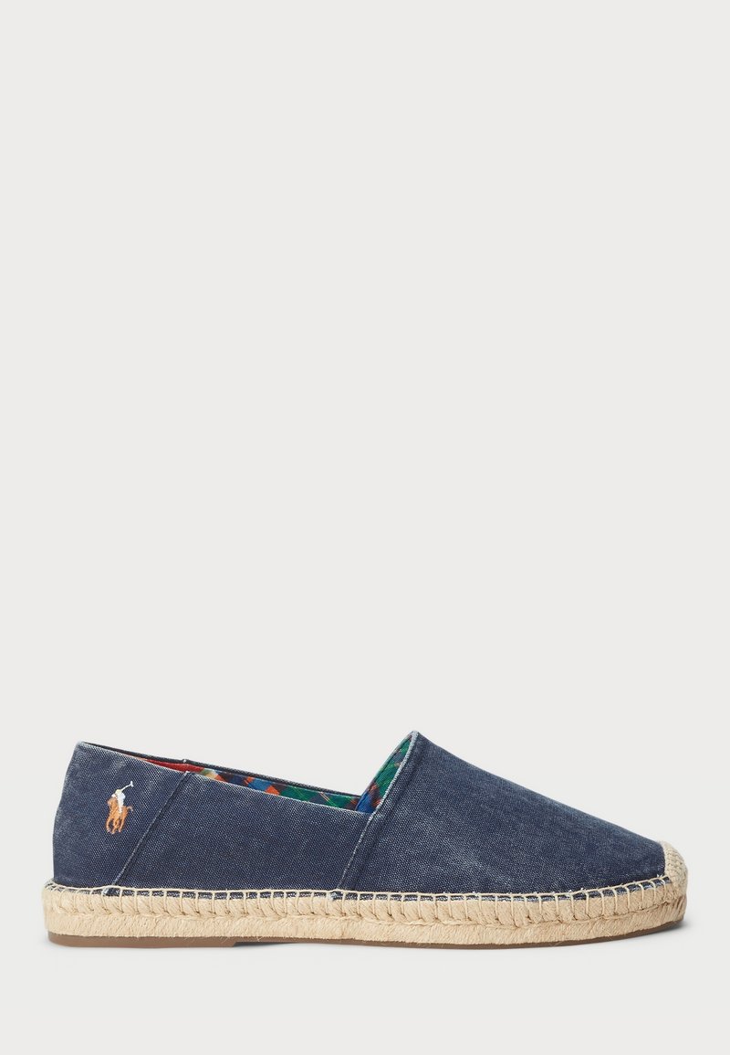 Espadrilla de lona azul marino con suela de yute trenzado y logo bordado cerca del talón, forro interior colorido y con estampado visible.